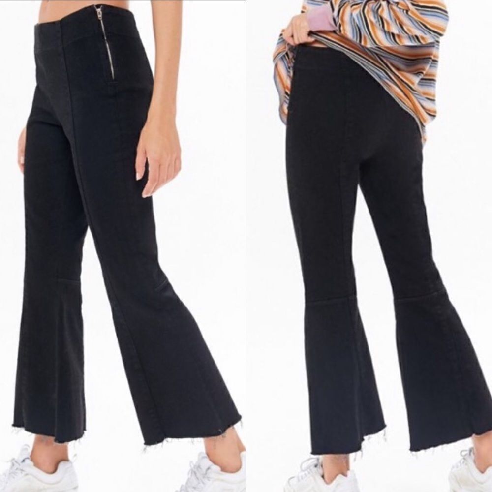 𝅺🆕 UO BDG Cropped Flare Raw Hem Jeans